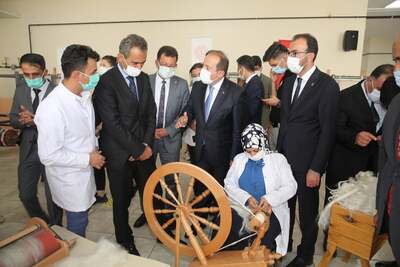 Milli Eğitim Bakanı Özer, Üniversitemizde Kurulan Şalşapik Atölyesinde İncelemelerde Bulundu