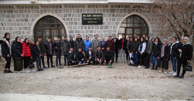 Rektörümüz Prof. Dr. Abdurrahim Alkış öğrencilerimizle birlikte ağaç dikti