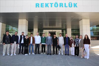 Rektörümüz Prof. Dr. Abdurrahim Alkış, Petrol ve Doğalgaz Mühendisliği Bölümü öğrencileriyle bir araya geldi