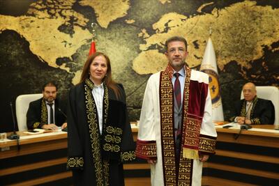 Rektörümüz Prof. Dr. Alkış, profesörlük unvanı alan Günay Tuzkaya’ya cübbesini giydirdi