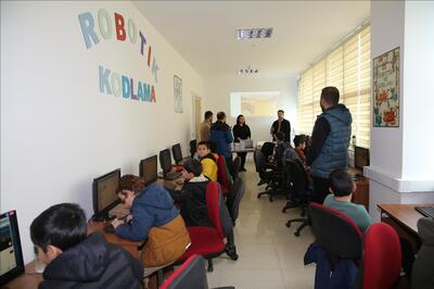 Üniversitemizde robotik kodlama kursunu bitiren öğrencilere sertifika verildi